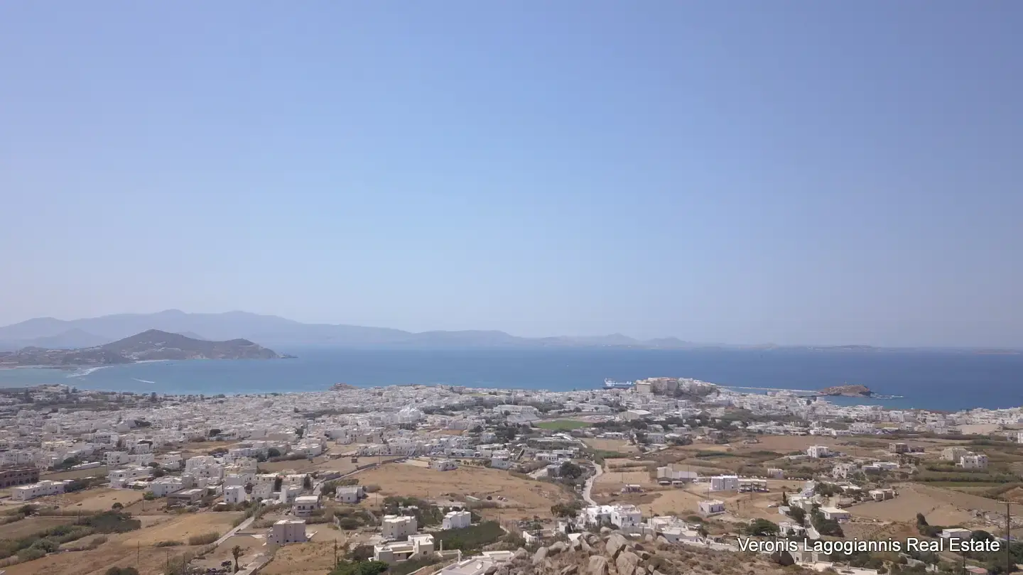 Χώρα Νάξου – Τρεις ημιτελής υποσκαφές κατοικίες 160 m2 εκάστη / 640644