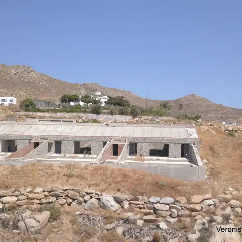 Χώρα Νάξου – Τρεις ημιτελής υποσκαφές κατοικίες 160 m2 εκάστη / 640644