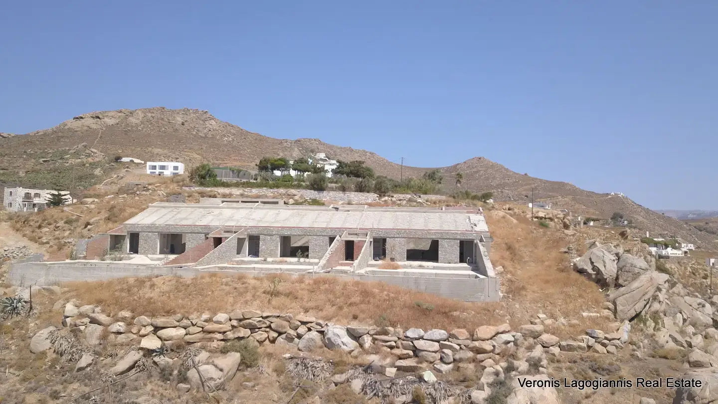 Χώρα Νάξου – Τρεις ημιτελής υποσκαφές κατοικίες 160 m2 εκάστη / 640644