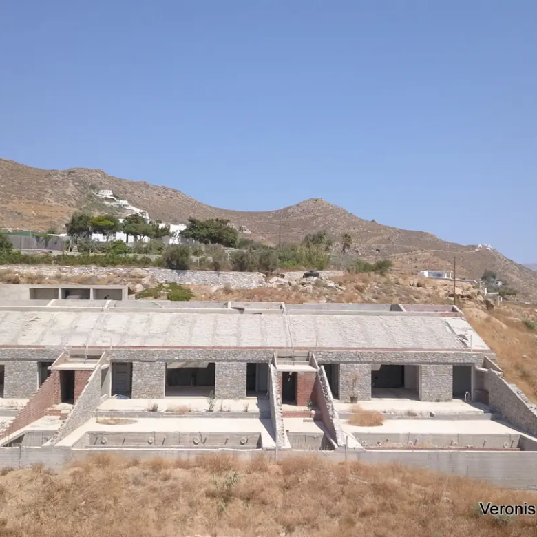 Χώρα Νάξου – Τρεις ημιτελής υποσκαφές κατοικίες 160 m2 εκάστη / 640644