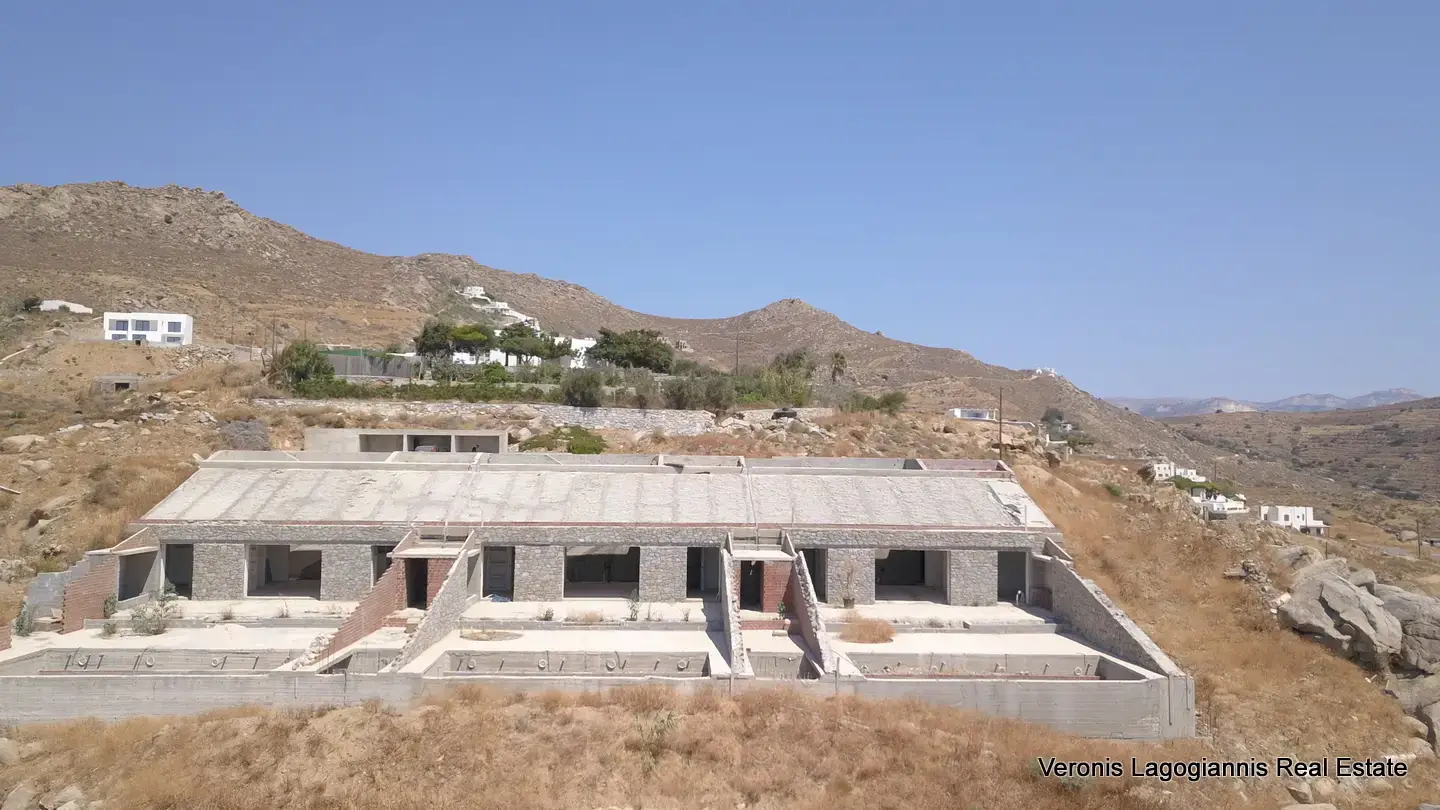 Χώρα Νάξου – Τρεις ημιτελής υποσκαφές κατοικίες 160 m2 εκάστη / 640644