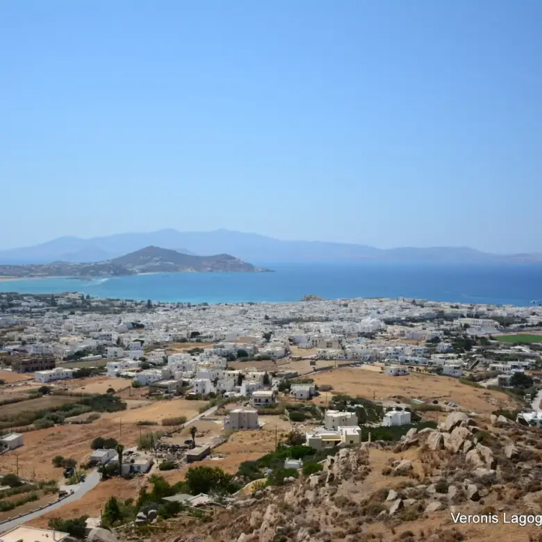 Χώρα Νάξου – Τρεις ημιτελής υποσκαφές κατοικίες 160 m2 εκάστη / 640644