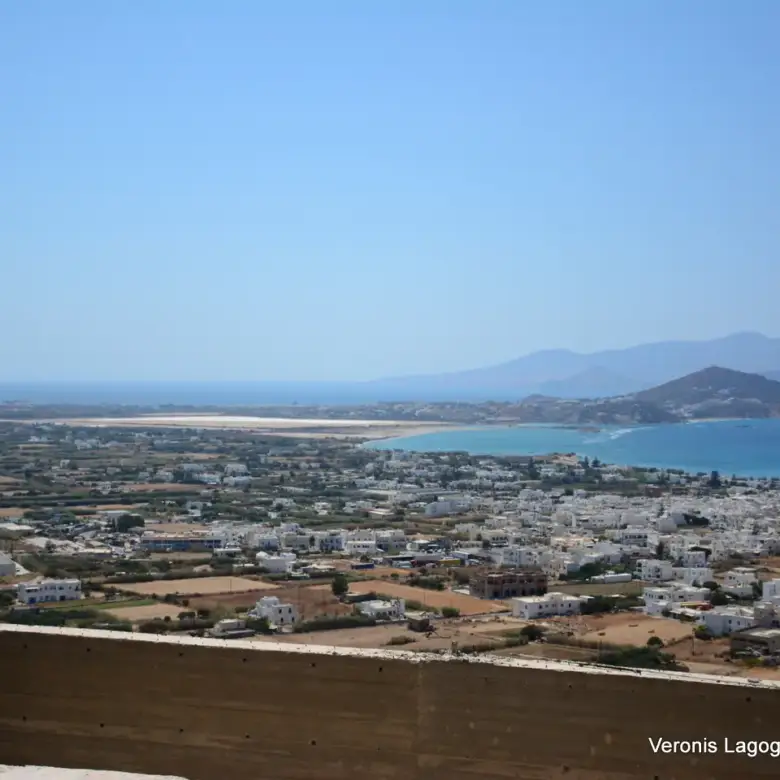 Χώρα Νάξου – Τρεις ημιτελής υποσκαφές κατοικίες 160 m2 εκάστη / 640644